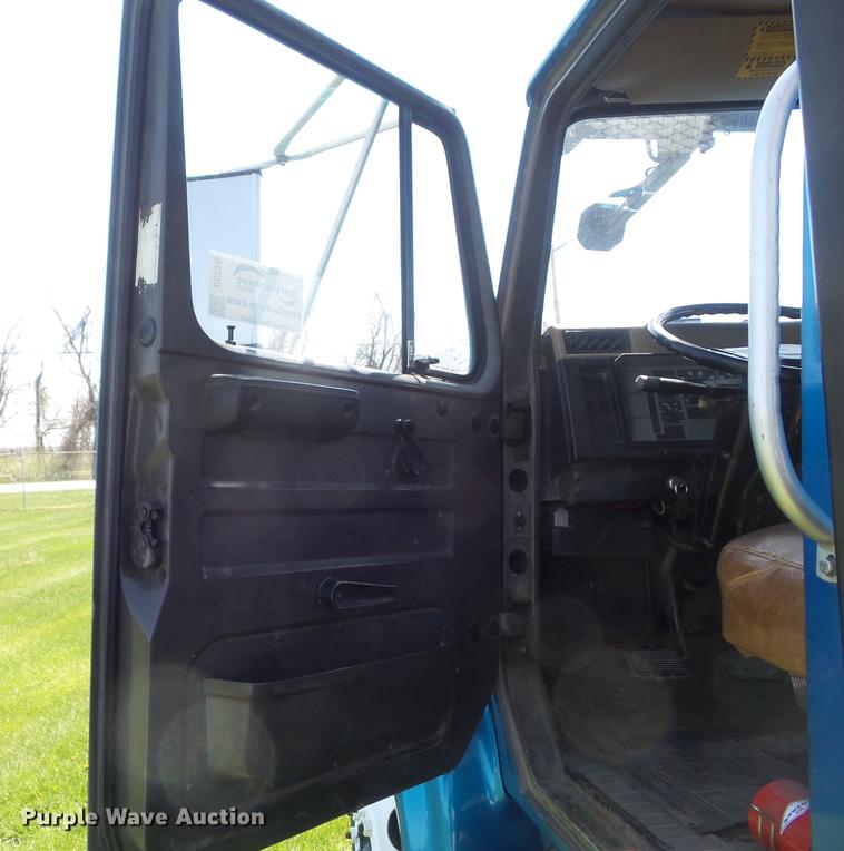 image for item DC7343 1995 International 4700 flatbed truck