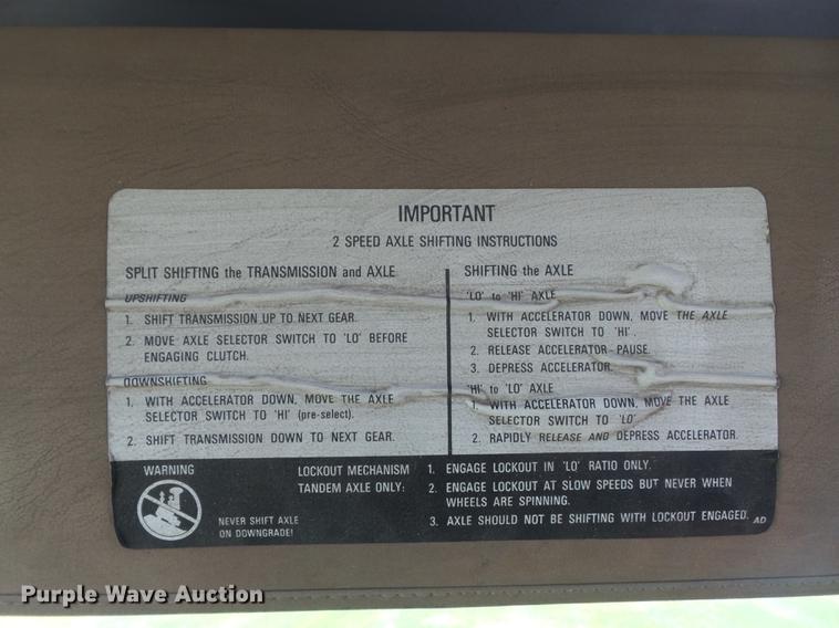 image for item DC7343 1995 International 4700 flatbed truck