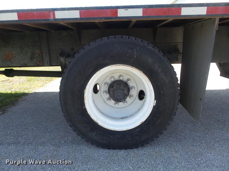 image for item DC7343 1995 International 4700 flatbed truck