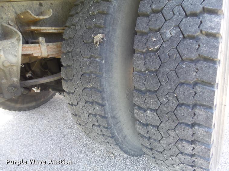 image for item DC7343 1995 International 4700 flatbed truck