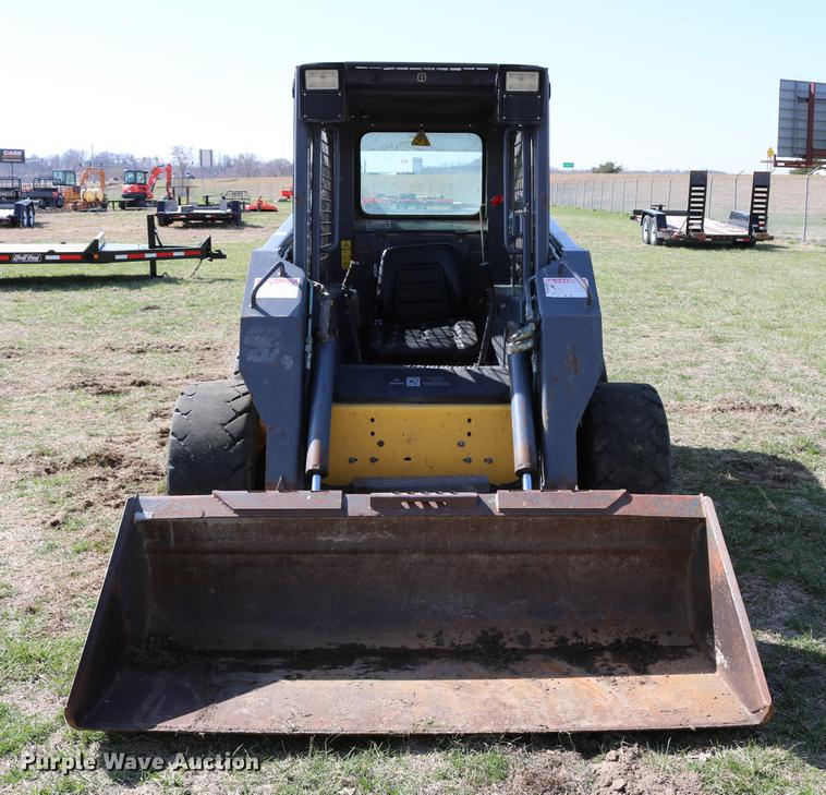 image for item DC7635 2001 New Holland LS180 skid steer