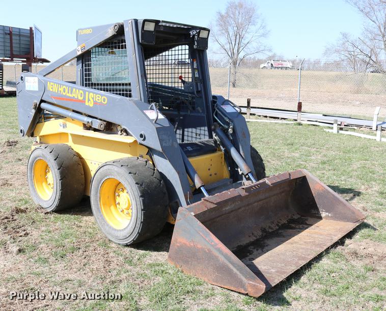 image for item DC7635 2001 New Holland LS180 skid steer