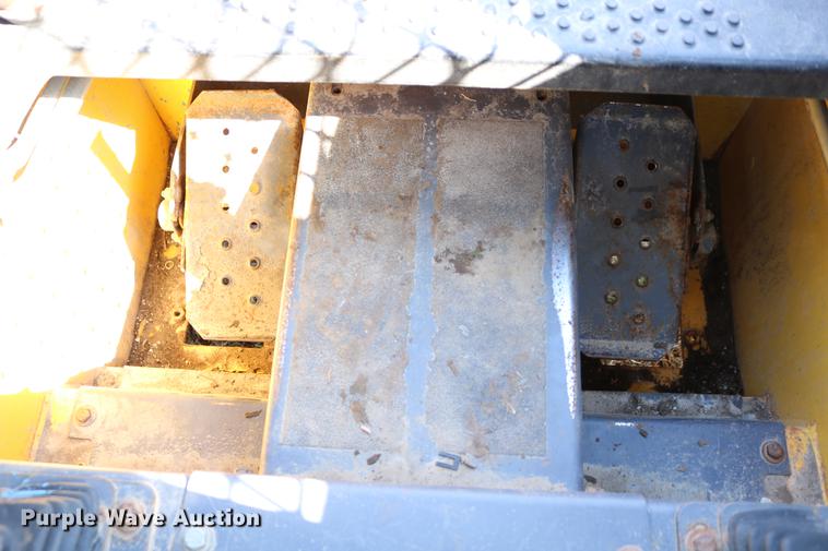 image for item DC7635 2001 New Holland LS180 skid steer