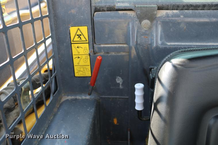 image for item DC7635 2001 New Holland LS180 skid steer