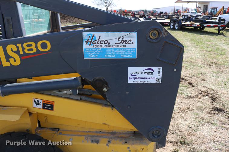 image for item DC7635 2001 New Holland LS180 skid steer