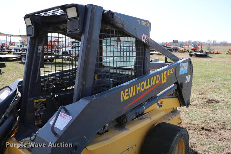 image for item DC7635 2001 New Holland LS180 skid steer