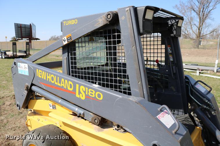image for item DC7635 2001 New Holland LS180 skid steer