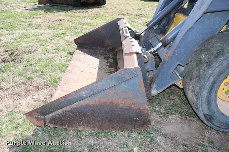 image for item DC7635 2001 New Holland LS180 skid steer
