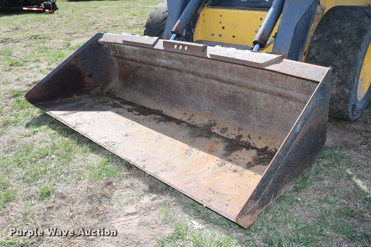 image for item DC7635 2001 New Holland LS180 skid steer