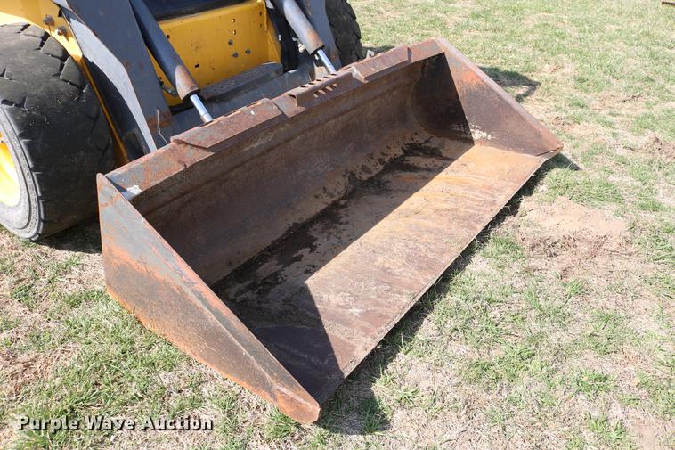 image for item DC7635 2001 New Holland LS180 skid steer