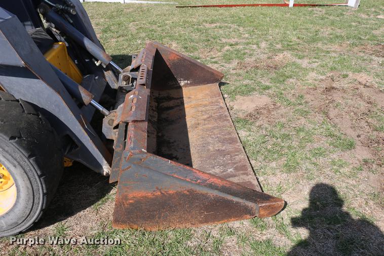 image for item DC7635 2001 New Holland LS180 skid steer