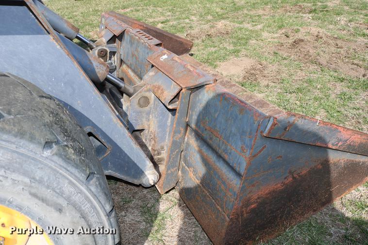 image for item DC7635 2001 New Holland LS180 skid steer