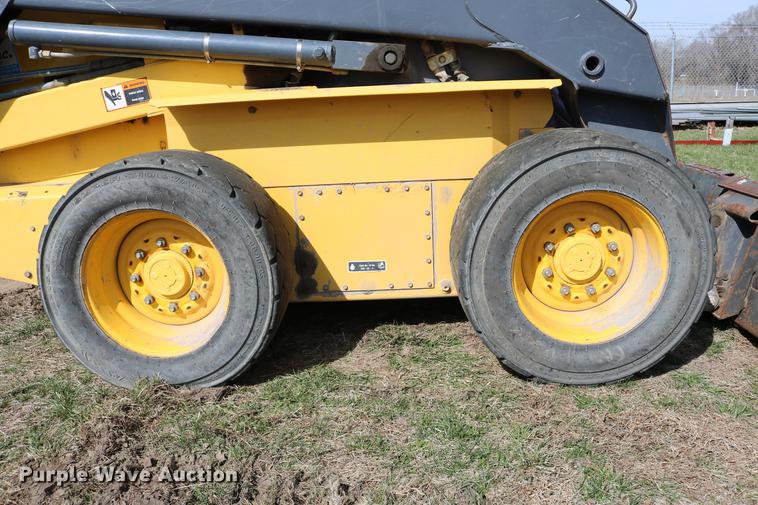 image for item DC7635 2001 New Holland LS180 skid steer