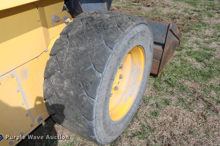 image for item DC7635 2001 New Holland LS180 skid steer