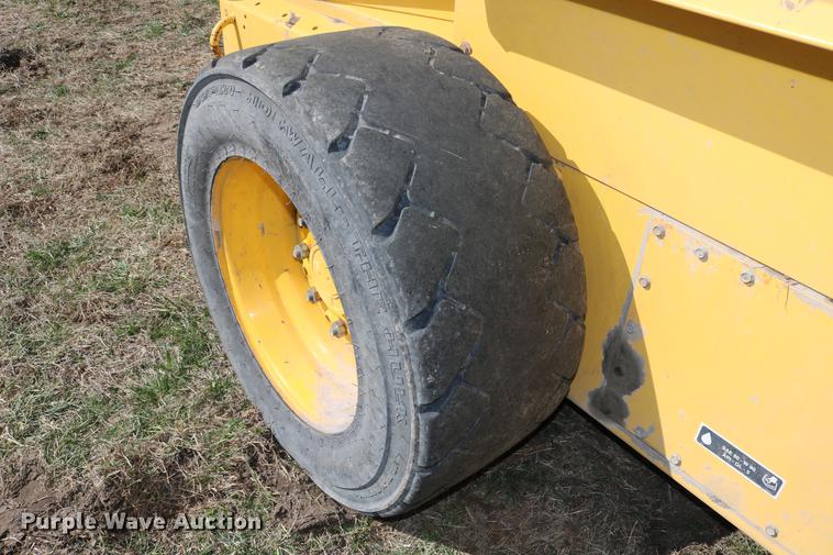 image for item DC7635 2001 New Holland LS180 skid steer