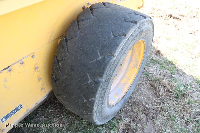 image for item DC7635 2001 New Holland LS180 skid steer