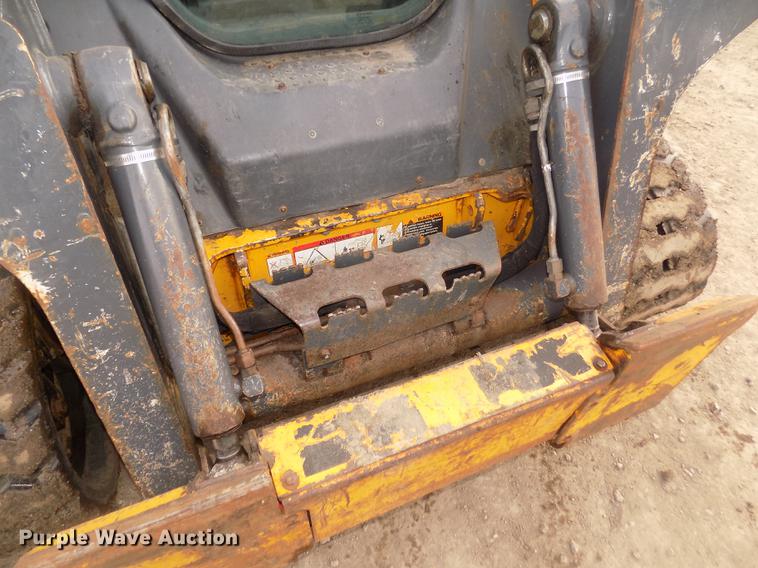 image for item DD2784 2012 John Deere 323DT skid steer