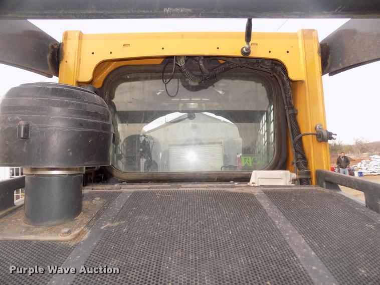 image for item DD2784 2012 John Deere 323DT skid steer