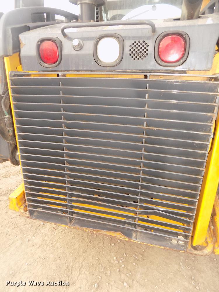 image for item DD2784 2012 John Deere 323DT skid steer