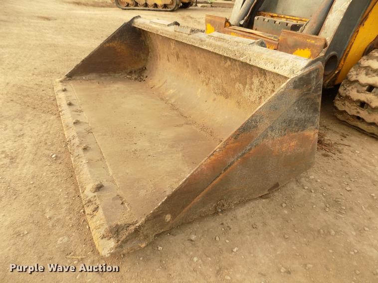 image for item DD2784 2012 John Deere 323DT skid steer