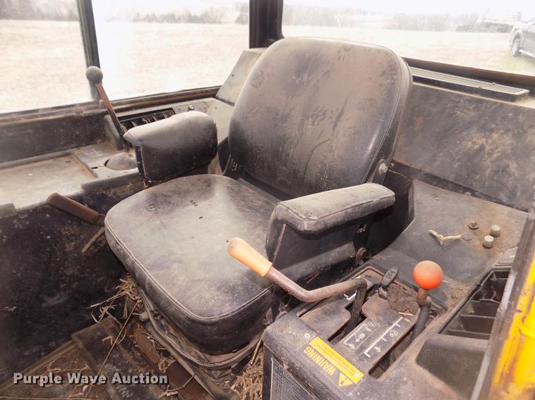 image for item DD2790 1984 John Deere 755A track loader