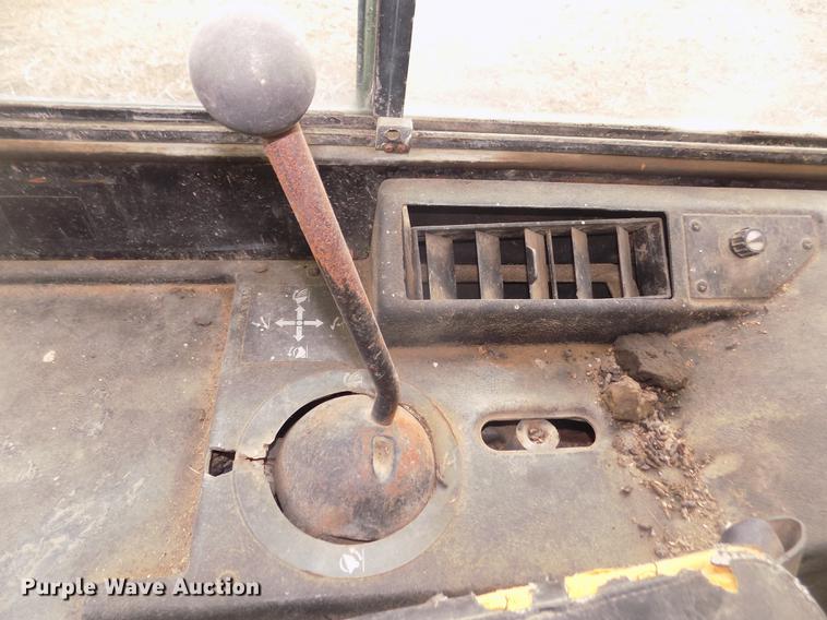 image for item DD2790 1984 John Deere 755A track loader