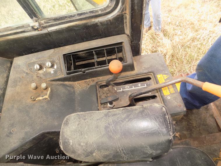 image for item DD2790 1984 John Deere 755A track loader