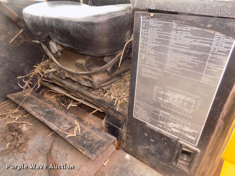 image for item DD2790 1984 John Deere 755A track loader