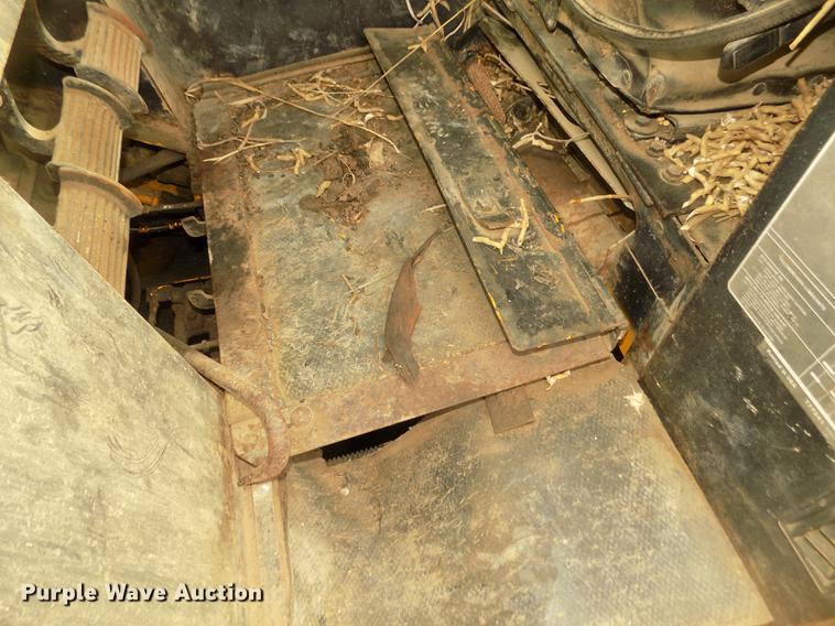 image for item DD2790 1984 John Deere 755A track loader