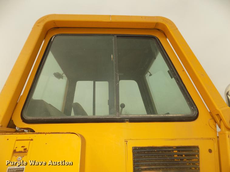 image for item DD2790 1984 John Deere 755A track loader