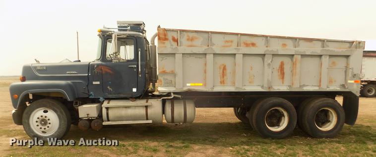 image for item DD2793 1976 Mack RS786LST dump truck