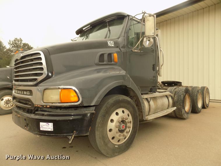 image for item DD2798 2001 Sterling A9500 semi truck