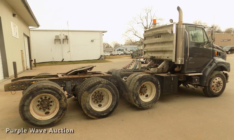 image for item DD2798 2001 Sterling A9500 semi truck