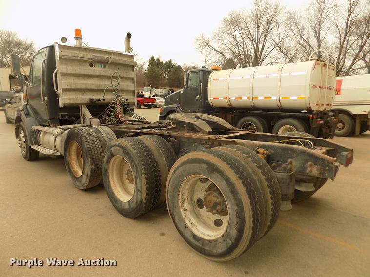 image for item DD2798 2001 Sterling A9500 semi truck
