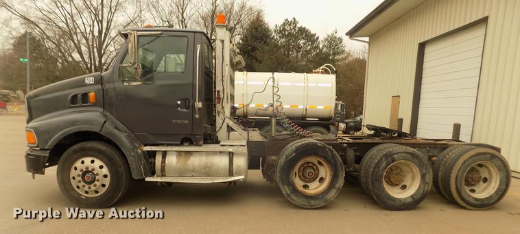 image for item DD2798 2001 Sterling A9500 semi truck
