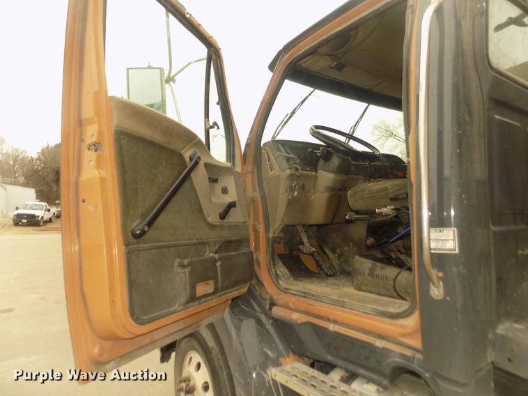 image for item DD2798 2001 Sterling A9500 semi truck