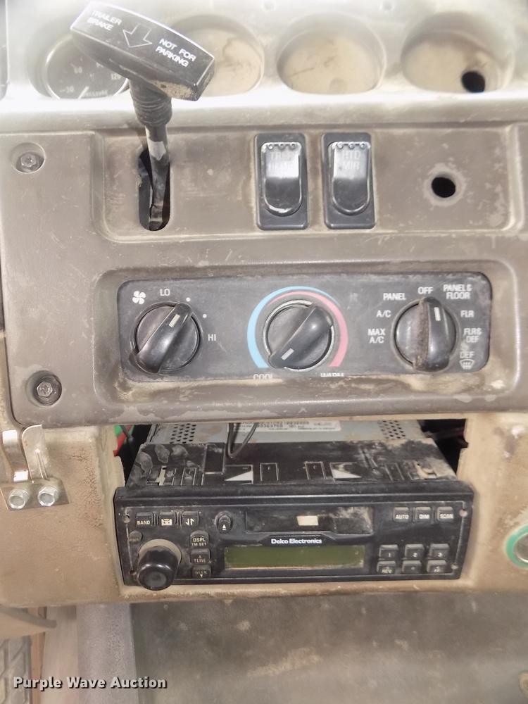 image for item DD2798 2001 Sterling A9500 semi truck