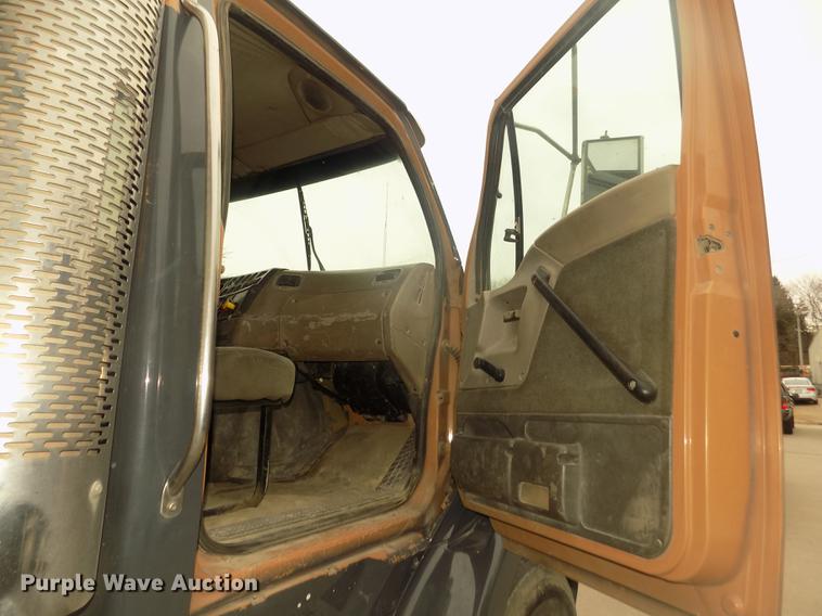 image for item DD2798 2001 Sterling A9500 semi truck