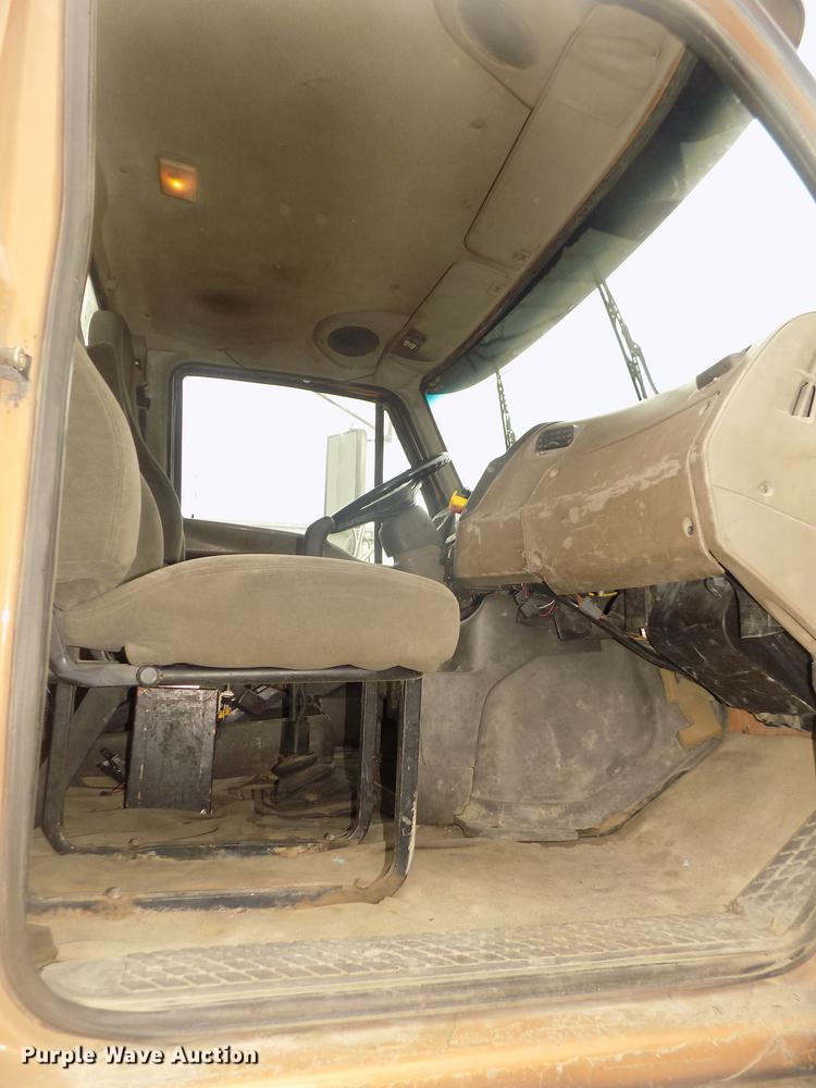 image for item DD2798 2001 Sterling A9500 semi truck