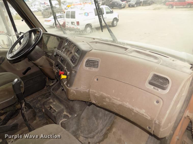 image for item DD2798 2001 Sterling A9500 semi truck