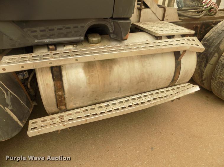 image for item DD2798 2001 Sterling A9500 semi truck