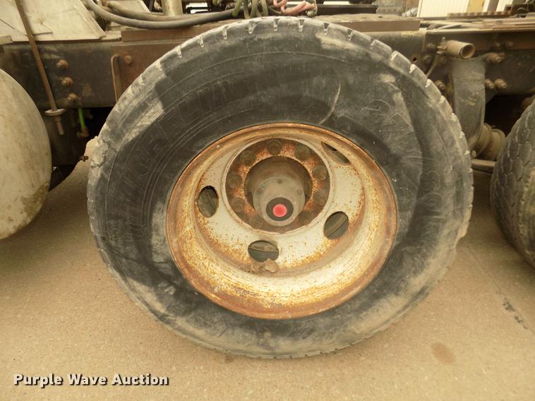 image for item DD2798 2001 Sterling A9500 semi truck