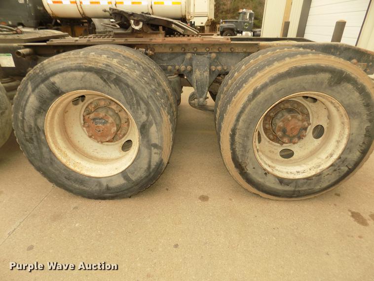 image for item DD2798 2001 Sterling A9500 semi truck