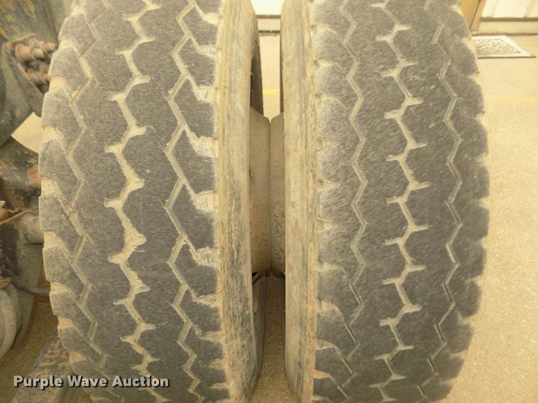 image for item DD2798 2001 Sterling A9500 semi truck