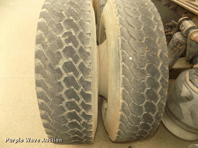 image for item DD2798 2001 Sterling A9500 semi truck