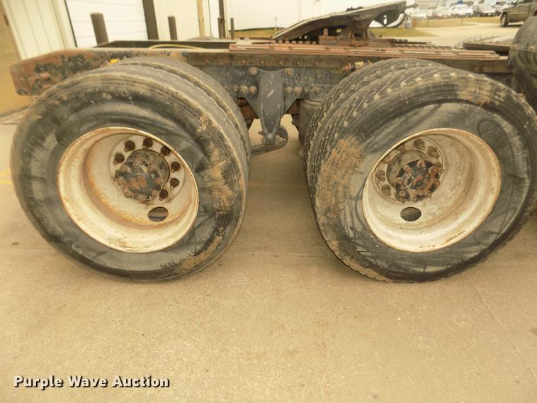 image for item DD2798 2001 Sterling A9500 semi truck