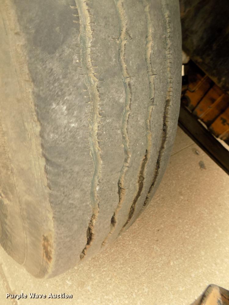 image for item DD2798 2001 Sterling A9500 semi truck