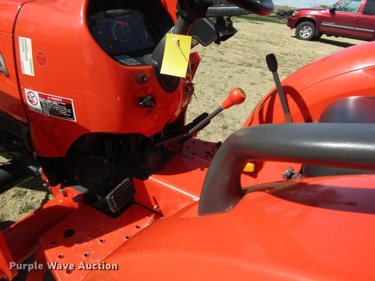 image for item DD8761 2013 Kubota L3200 HFWD tractor