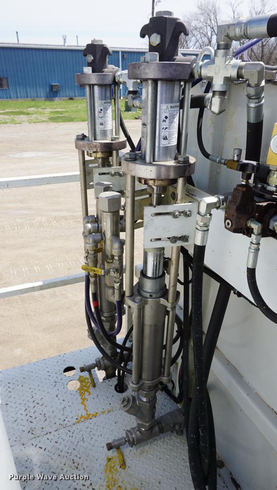 image for item DE3313 1998 Chevrolet T7500 paint striper truck