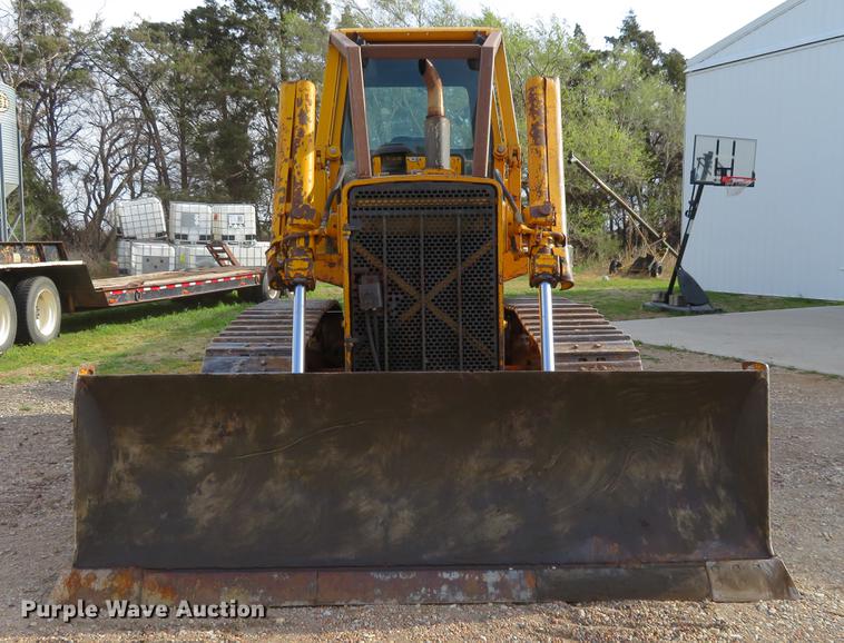 image for item EJ9541 1989 John Deere 750B dozer